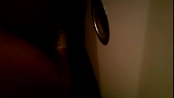 Eu dando a buceta e punhetando um estranho