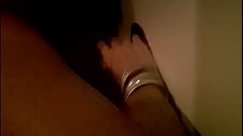 Eu dando a buceta e punhetando um estranho