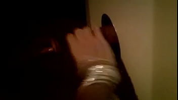 Eu dando a buceta e punhetando um estranho