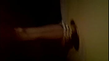 Eu dando a buceta e punhetando um estranho