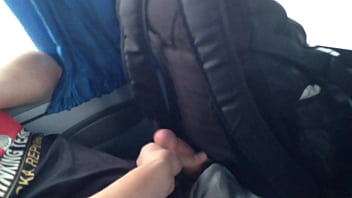 Punheta Entre Machos No ônibus thumbnail