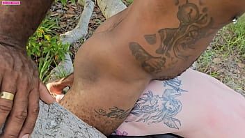 Meu amante fode minha bunda encima de uma arvore alta