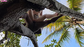 Meu amante fode minha bunda encima de uma arvore alta