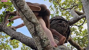 Meu amante fode minha bunda encima de uma arvore alta