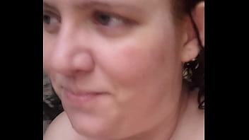 Antes do casal se masturbarem gostoso na piscina com punheta e boquete e gozada na boca