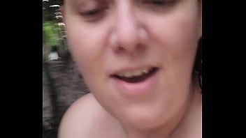 Antes do casal se masturbarem gostoso na piscina com punheta e boquete e gozada na boca