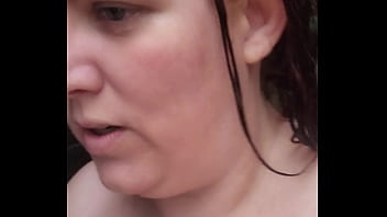 Antes do casal se masturbarem gostoso na piscina com punheta e boquete e gozada na boca