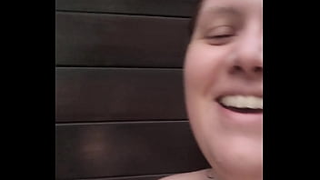 Antes do casal se masturbarem gostoso na piscina com punheta e boquete e gozada na boca Antes do casal se masturbarem gostoso na piscina com punheta e boquete e gozada na boca