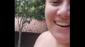 Antes do casal se masturbarem gostoso na piscina com punheta e boquete e gozada na boca