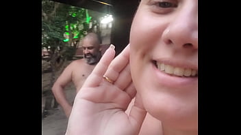 Antes do casal se masturbarem gostoso na piscina com punheta e boquete e gozada na boca