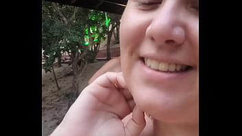 Antes do casal se masturbarem gostoso na piscina com punheta e boquete e gozada na boca