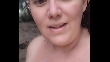 Antes do casal se masturbarem gostoso na piscina com punheta e boquete e gozada na boca