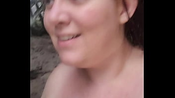 Antes do casal se masturbarem gostoso na piscina com punheta e boquete e gozada na boca