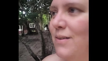 Antes do casal se masturbarem gostoso na piscina com punheta e boquete e gozada na boca