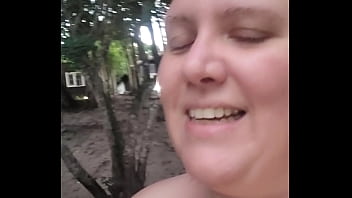 Antes do casal se masturbarem gostoso na piscina com punheta e boquete e gozada na boca