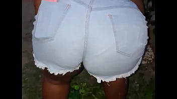 Vizinha da bunda grande limpando o quintal