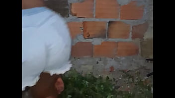 Vizinha da bunda grande limpando o quintal