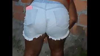 Vizinha da bunda grande limpando o quintal