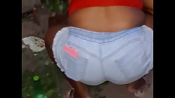 Vizinha da bunda grande limpando o quintal