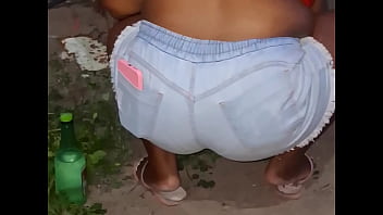 Vizinha da bunda grande limpando o quintal