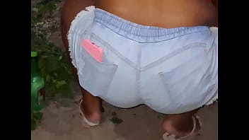 Vizinha da bunda grande limpando o quintal