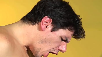 A lei piace molto prenderlo nel culo da un grosso cazzo