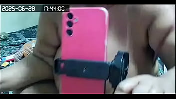 Enteada safada adora gozar falando com seu meio irmão