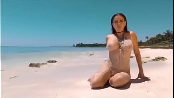 Celia en la playa desnuda