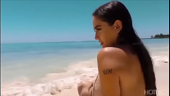 Celia en la playa desnuda