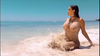 Celia en la playa desnuda