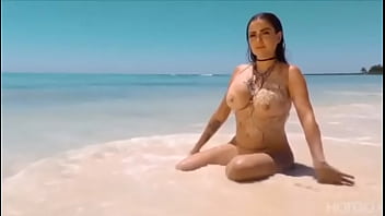 Celia en la playa desnuda