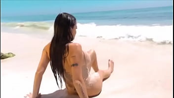 Celia en la playa desnuda