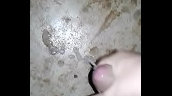 Sacudiendo al muñeco