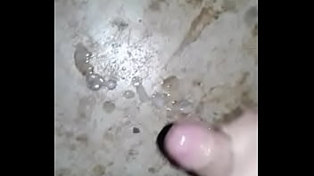 Sacudiendo al muñeco