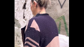 Patricinha da buceta rosa subindo o morro louca de tesão pra dar a bucetinha