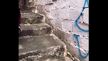 Patricinha da buceta rosa subindo o morro louca de tesão pra dar a bucetinha