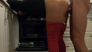 Mientras esperaba a mi novia me follé a su madrastra limpiando la cocina ella me deja hacerlo y correrse en su culo