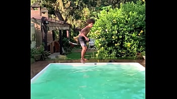 Cantor flagrado comendo fan