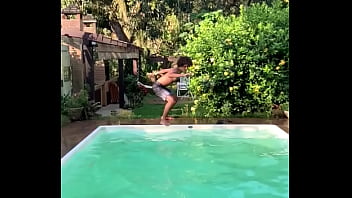 Cantor flagrado comendo fan