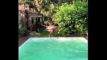 Cantor flagrado comendo fan