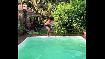 Cantor flagrado comendo fan