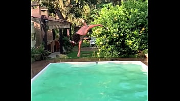 Cantor flagrado comendo fan