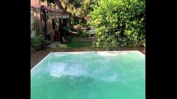 Cantor flagrado comendo fan