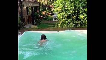 Cantor flagrado comendo fan