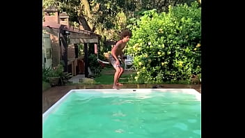 Cantor flagrado comendo fan