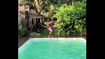 Cantor flagrado comendo fan