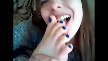 Lamiendo sus hermosos pies