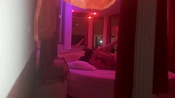 Levei a coroa tesuda para ela ver minha pingola bem dura e buceta dela se impressionou com as bolas