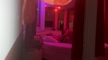 Levei a coroa tesuda para ela ver minha pingola bem dura e buceta dela se impressionou com as bolas