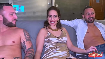 Joy brune coquine raffole de la double pénétration